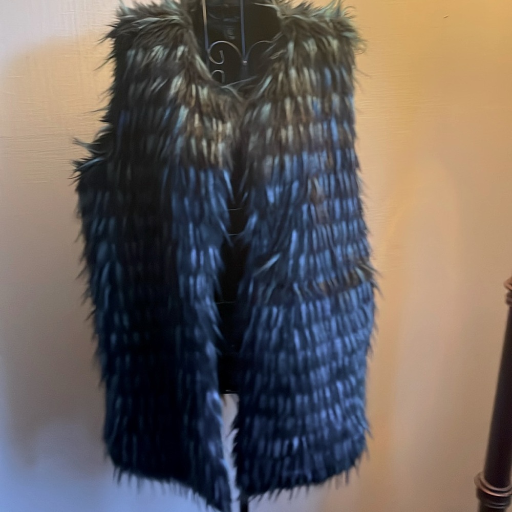$🔽Beautiful Christmas 🎄 Closet Addition! Teal Green and Black Winter Tunic Vest.
